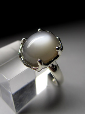 Ring with moon stone with cat's eye effect