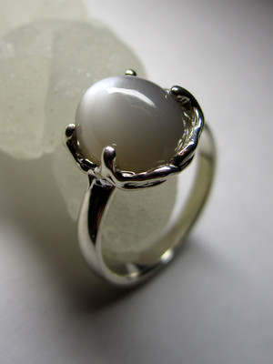 Ring with moon stone with cat's eye effect