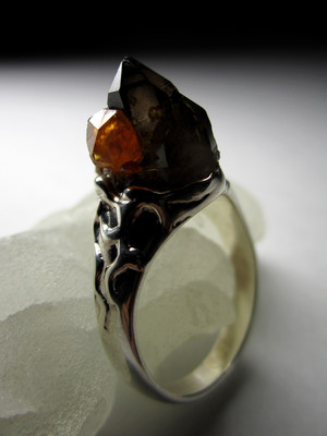 Ring with morion and garnet with spessartine