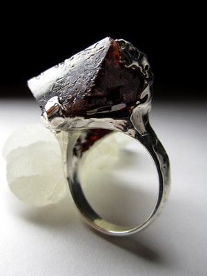 Ring with spinel red