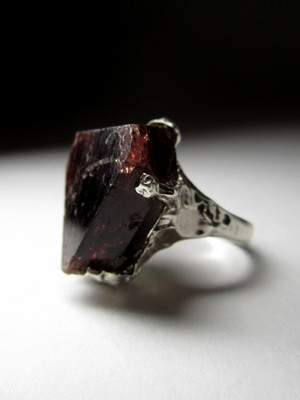 Ring with spinel red