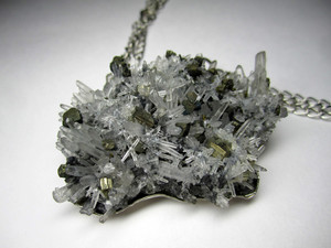 Pendant made of clusters of rock crystal and pyrite