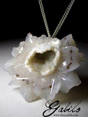 Pendant with flower from agate carving