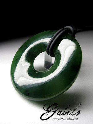 Pendant disc of apple jade