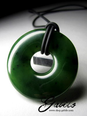 Pendant disc of apple jade