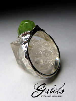 Ring with chrysolite untreated