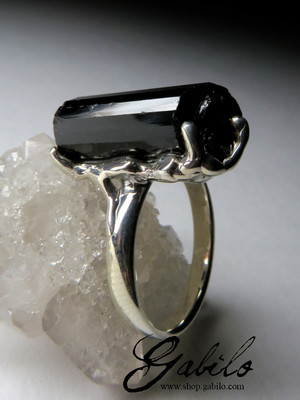 Ring with a crystal of black tourmaline