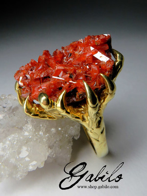 Large ring with Crocoite