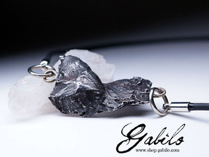 Pendant with a meteorite on rubber
