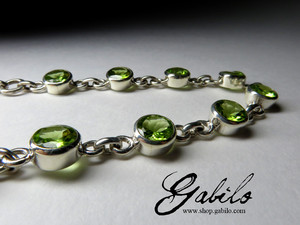 Silver bracelet with chrysolite