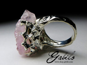 Ring with crystals of rose quartz