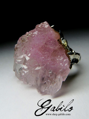 Ring with crystals of rose quartz