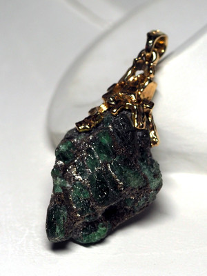 Emerald crystals gold pendant