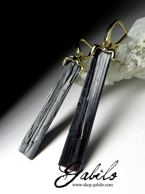 Gold earrings with black tourmaline