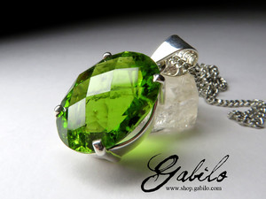 Pendant with chrysolite cut
