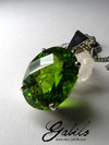 Pendant with chrysolite cut