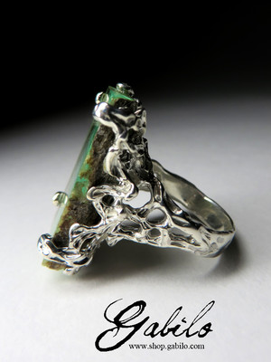 Ring with a crystal of green beryl emerald