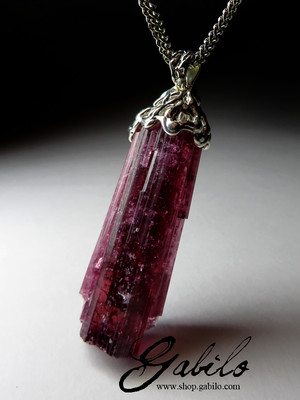 Suspension with rubellite crystal
