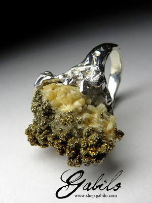 Ring with spectropyrite for calcite