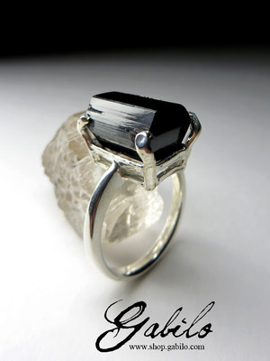 Ring with black tourmaline crystal