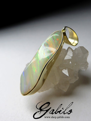 Australian opal in gold