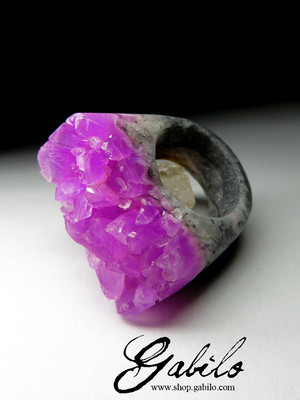 Ring with cobaltocalcite whole