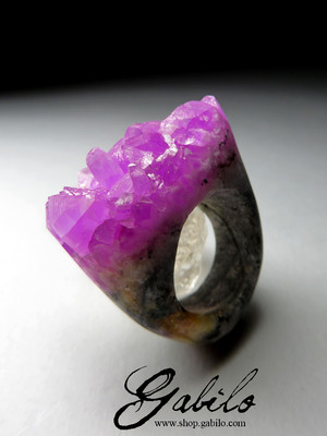 Ring with cobaltocalcite whole