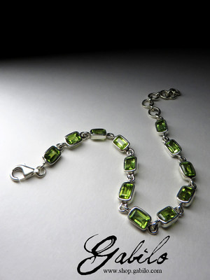 Silver bracelet with chrysolites