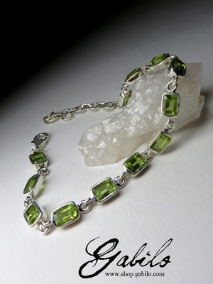 Silver bracelet with chrysolites