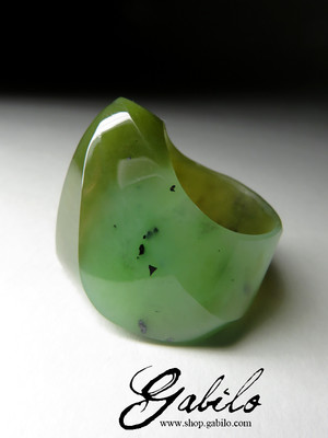 Ring of solid polychrome jade