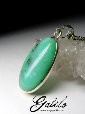 Silver pendant with chrysoprase