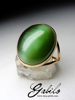 Gold ring with jade with the effect of a cat's eye