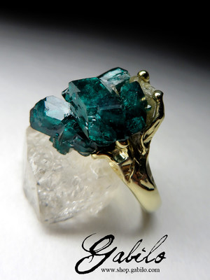 Gold ring with dioptase crystals