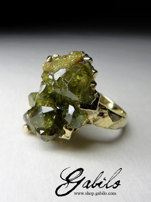 Gold ring with a demantoid