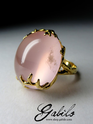 Ring with rose quartz in gold