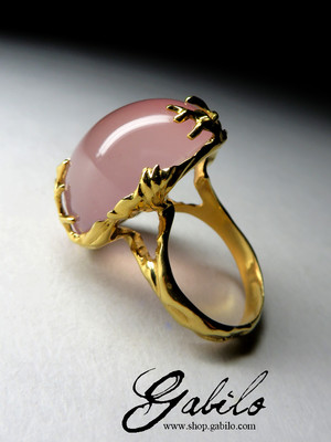 Ring with rose quartz in gold