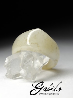 One-piece beige jade ring