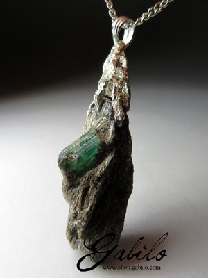 Pendant with emerald crystal in slate