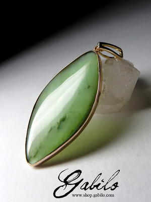 Gold pendant with jade 