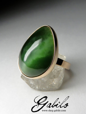 Gold ring with jade with the effect of a cat's eye