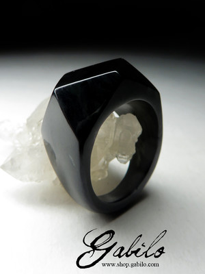 One-piece ring of black jade