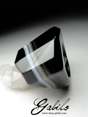 One-piece agate ring