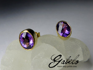 Earrings with amethyst pouches