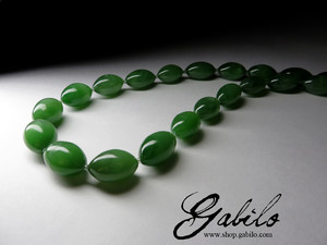 On order: Beads from green jade with the effect of a cat's eye