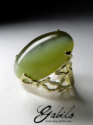 Gold ring with jade with the effect of a cat's eye with a certificate