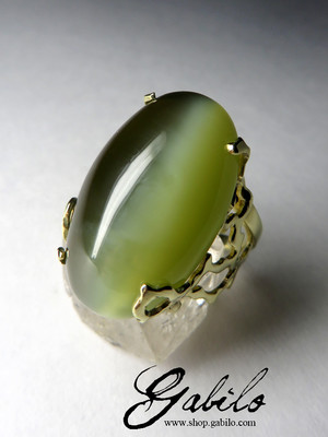 Gold ring with jade with the effect of a cat's eye with a certificate