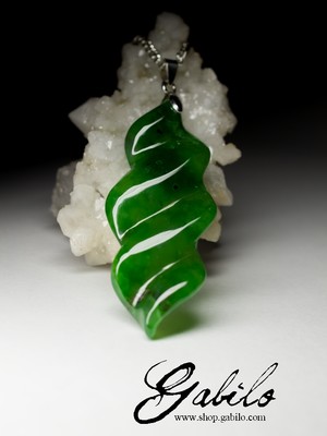 Pendant with apple jade