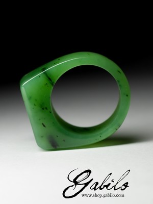One-piece ring of apple jade