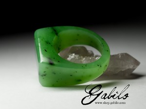 One-piece ring of apple jade