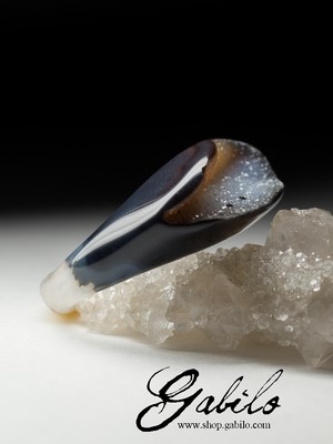 One-piece agate ring